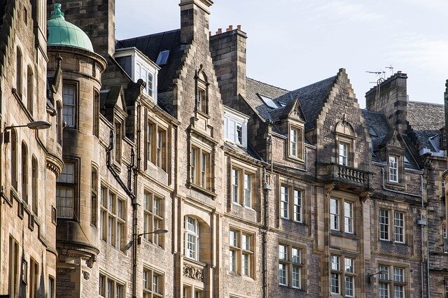 Historische Haeuserfront in Edinburgh