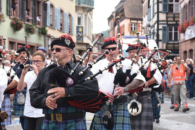 Dudelsackspieler in den Straßen von Edinburgh, Schottland