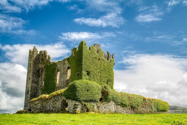 Ruine des Ballyberry Castle im County Kerry in Irland